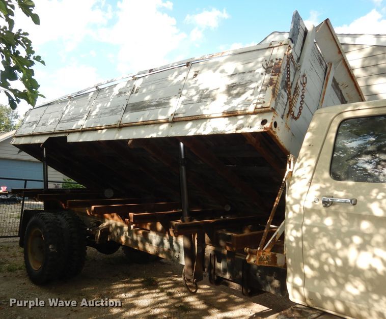 image for item DN1734 1975 Ford F700  dump flatbed truck