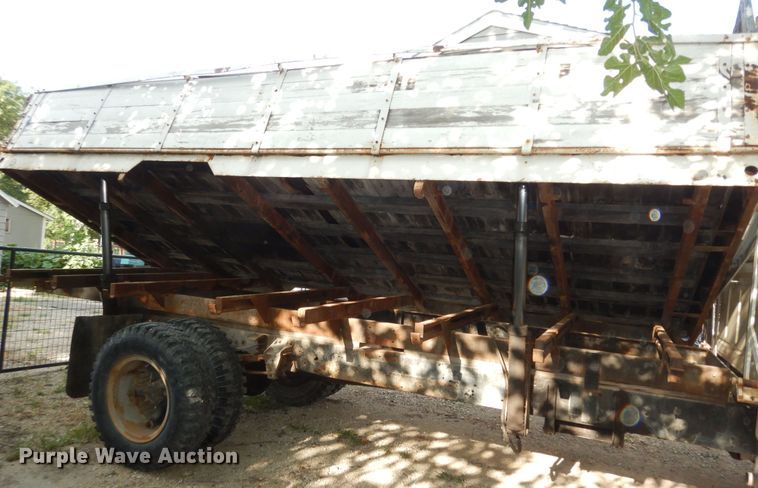 image for item DN1734 1975 Ford F700  dump flatbed truck
