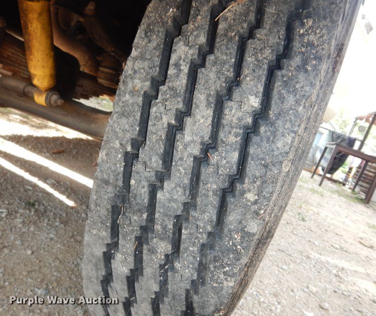 image for item DN1734 1975 Ford F700  dump flatbed truck