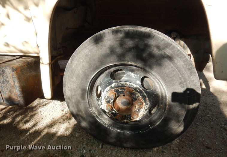 image for item DN1734 1975 Ford F700  dump flatbed truck