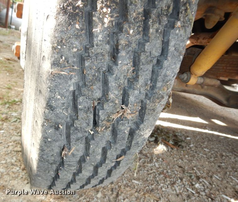 image for item DN1734 1975 Ford F700  dump flatbed truck