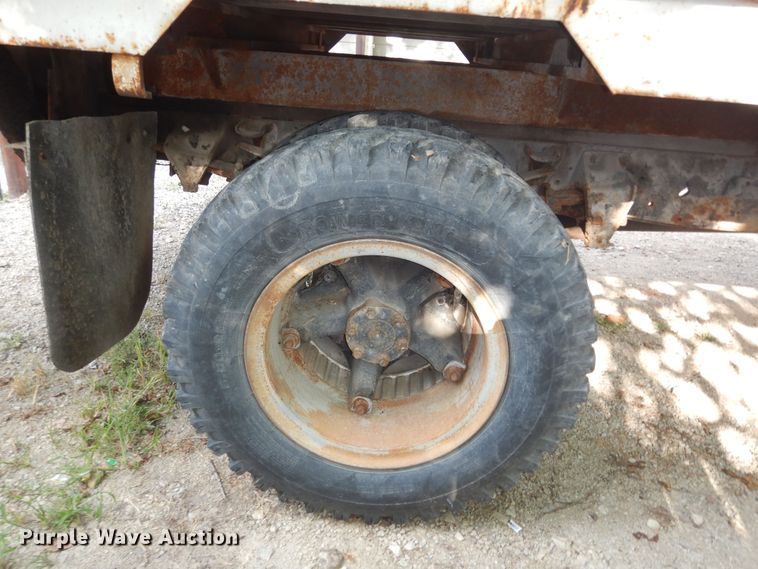 image for item DN1734 1975 Ford F700  dump flatbed truck