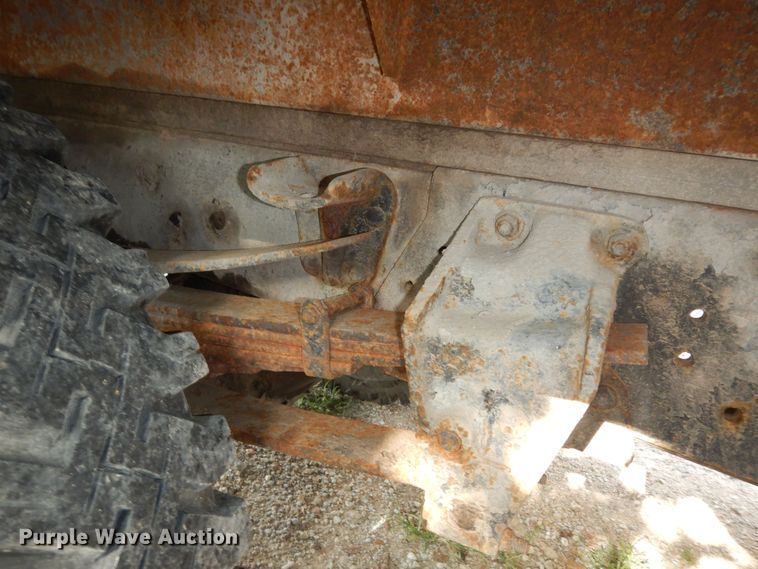 image for item DN1734 1975 Ford F700  dump flatbed truck