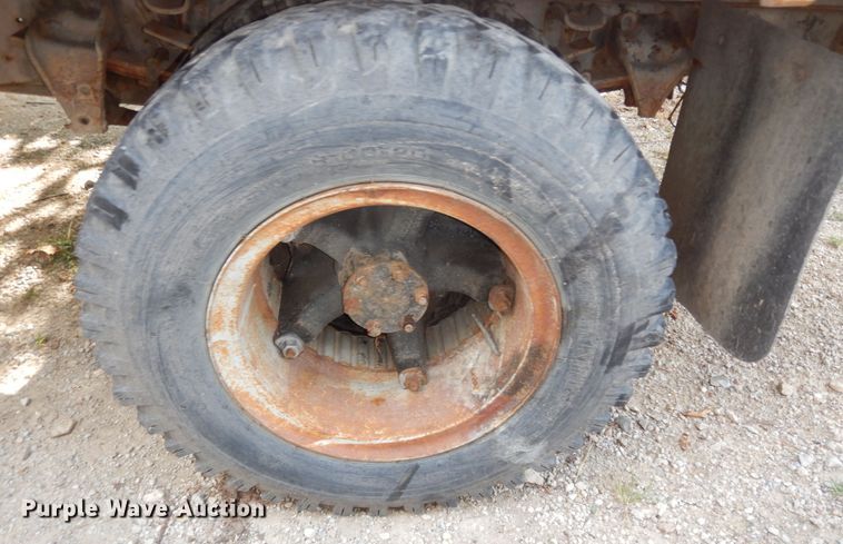 image for item DN1734 1975 Ford F700  dump flatbed truck