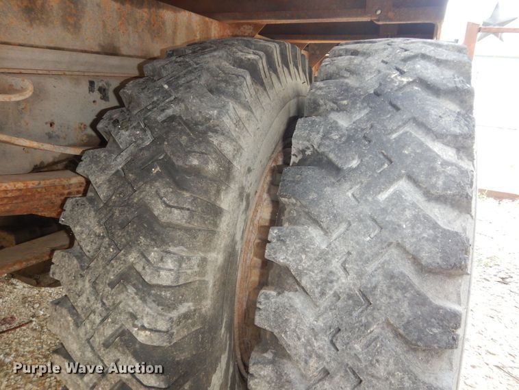 image for item DN1734 1975 Ford F700  dump flatbed truck