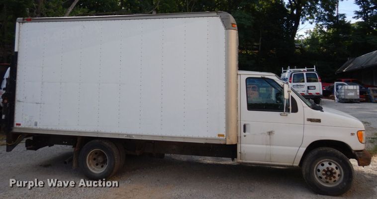 image for item DS1372 2001 Ford E350 Super Duty  box truck