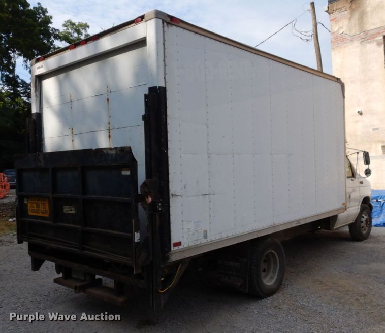 image for item DS1372 2001 Ford E350 Super Duty  box truck