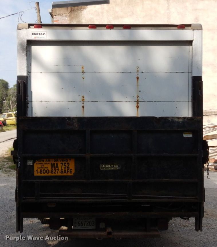 image for item DS1372 2001 Ford E350 Super Duty  box truck