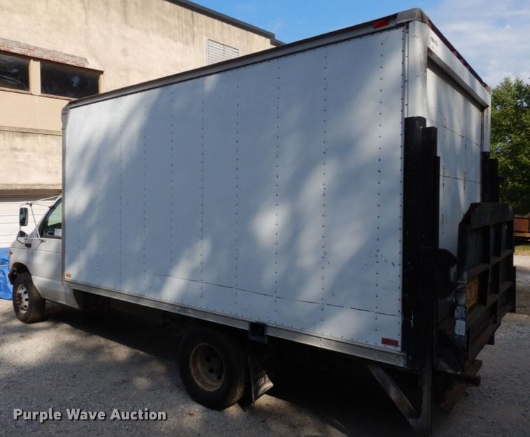 image for item DS1372 2001 Ford E350 Super Duty  box truck