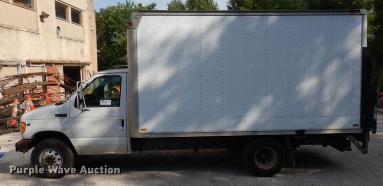image for item DS1372 2001 Ford E350 Super Duty  box truck