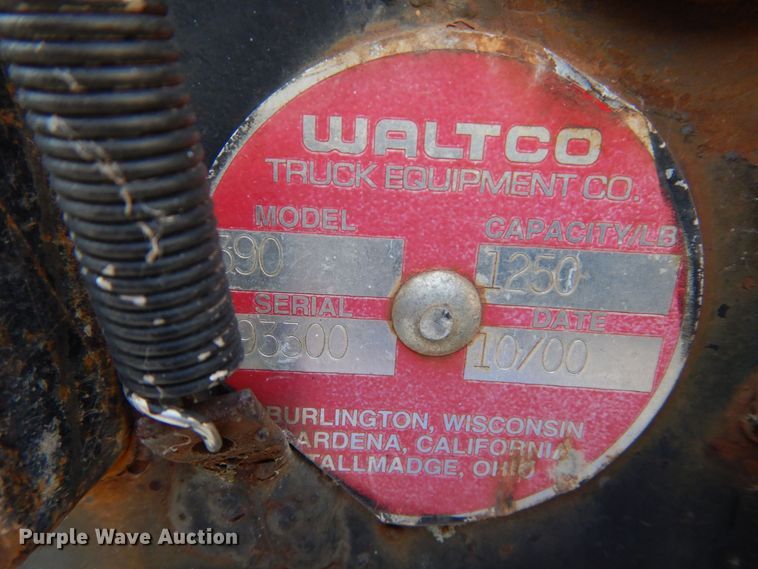 image for item DS1372 2001 Ford E350 Super Duty  box truck