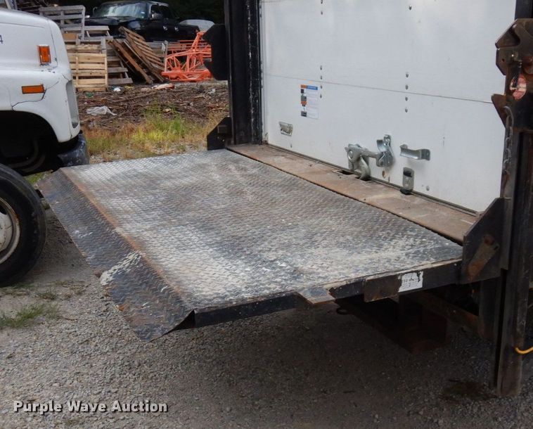 image for item DS1372 2001 Ford E350 Super Duty  box truck