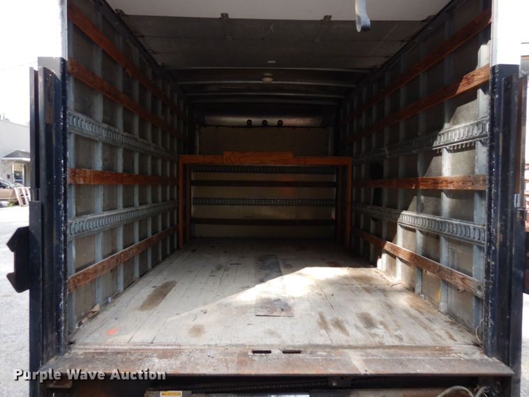 image for item DS1372 2001 Ford E350 Super Duty  box truck