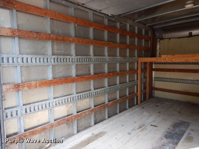 image for item DS1372 2001 Ford E350 Super Duty  box truck