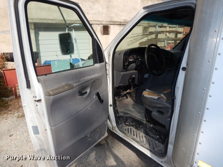 image for item DS1372 2001 Ford E350 Super Duty  box truck