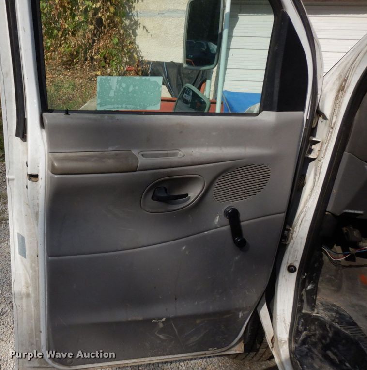 image for item DS1372 2001 Ford E350 Super Duty  box truck