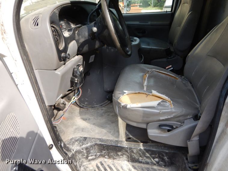 image for item DS1372 2001 Ford E350 Super Duty  box truck