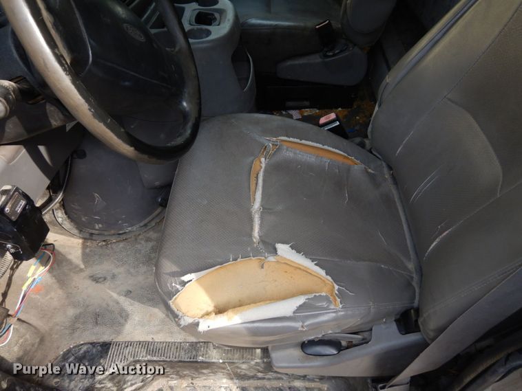 image for item DS1372 2001 Ford E350 Super Duty  box truck