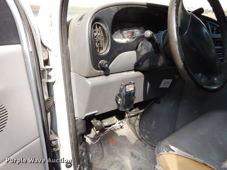 image for item DS1372 2001 Ford E350 Super Duty  box truck