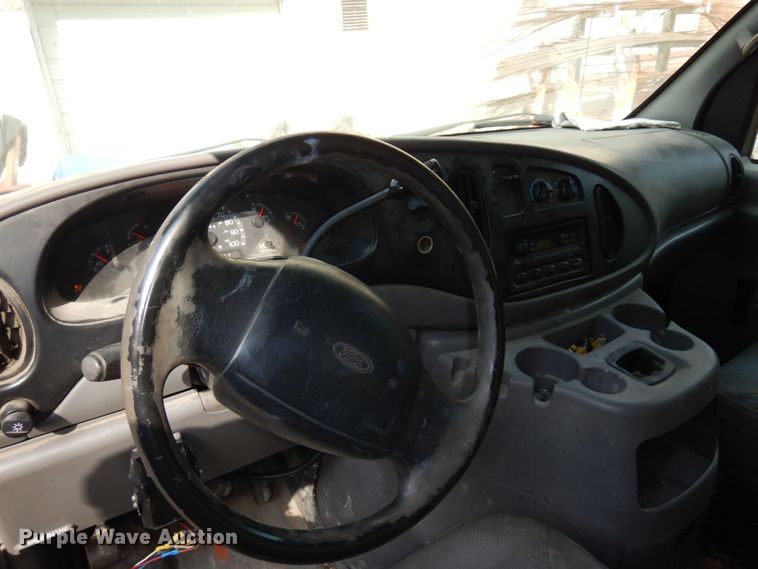 image for item DS1372 2001 Ford E350 Super Duty  box truck