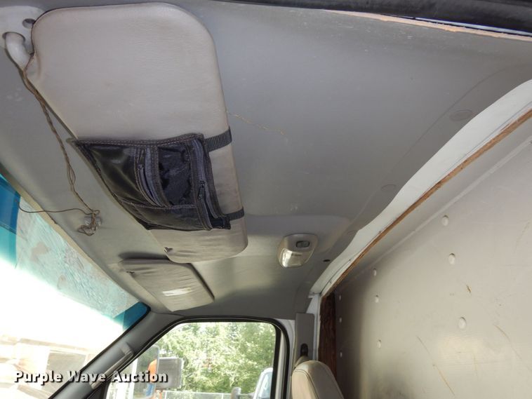 image for item DS1372 2001 Ford E350 Super Duty  box truck