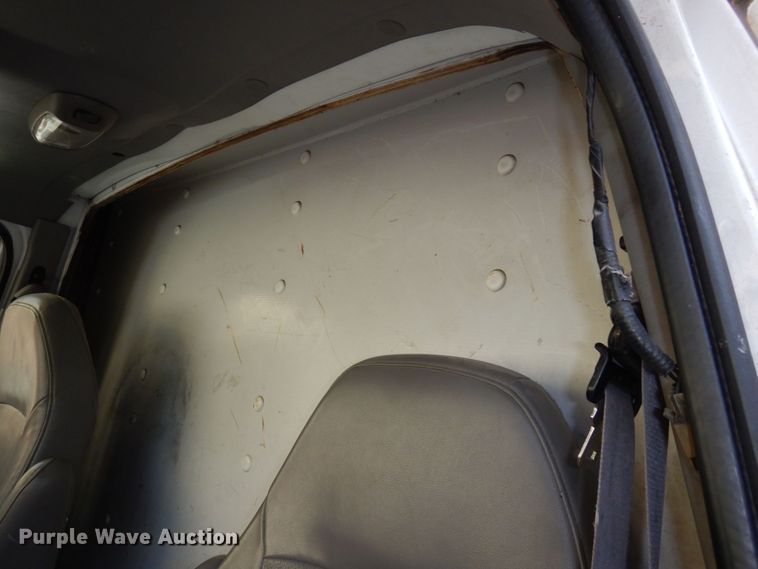 image for item DS1372 2001 Ford E350 Super Duty  box truck