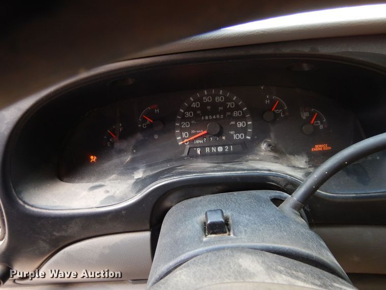 image for item DS1372 2001 Ford E350 Super Duty  box truck