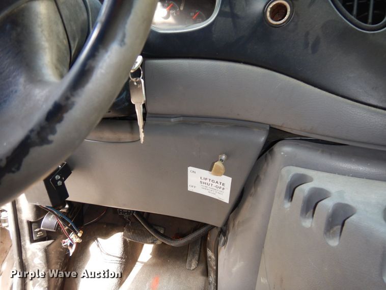 image for item DS1372 2001 Ford E350 Super Duty  box truck