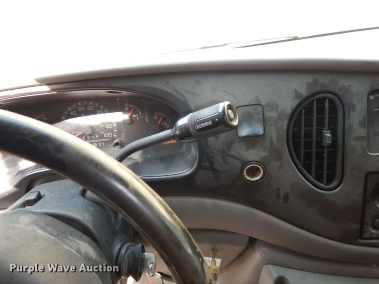 image for item DS1372 2001 Ford E350 Super Duty  box truck