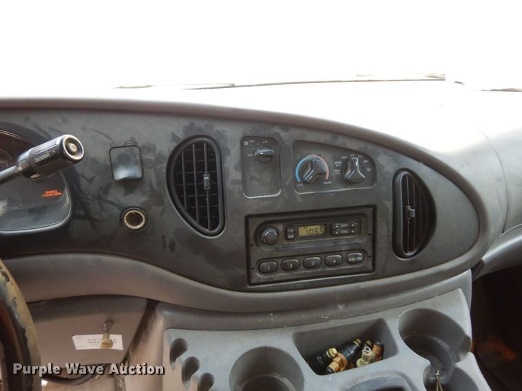 image for item DS1372 2001 Ford E350 Super Duty  box truck