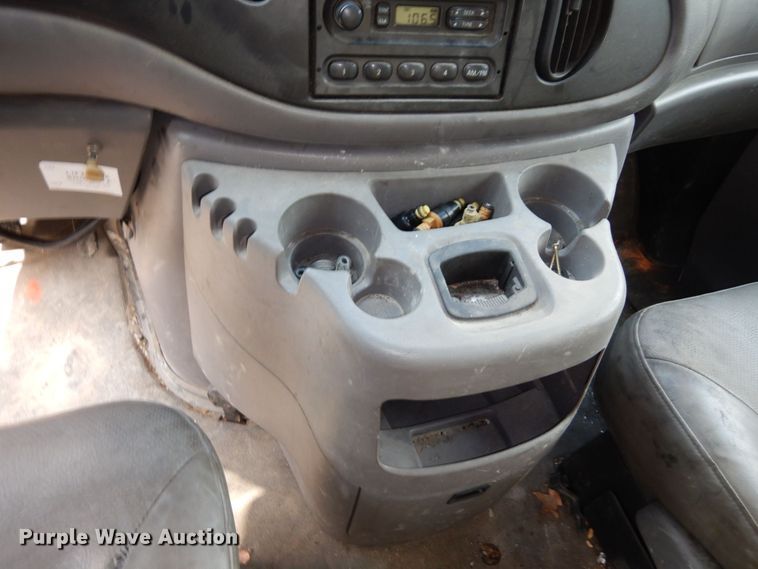 image for item DS1372 2001 Ford E350 Super Duty  box truck