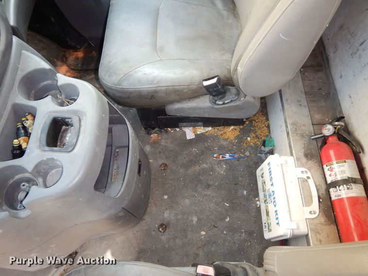 image for item DS1372 2001 Ford E350 Super Duty  box truck