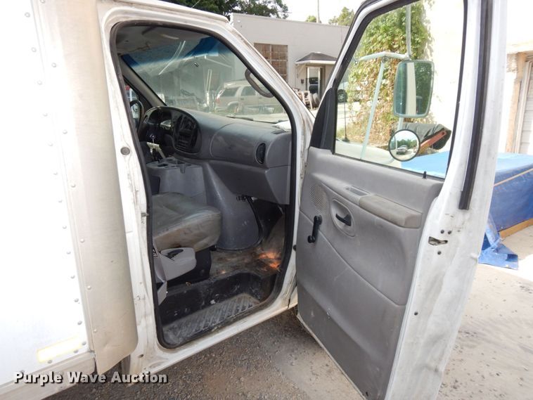 image for item DS1372 2001 Ford E350 Super Duty  box truck