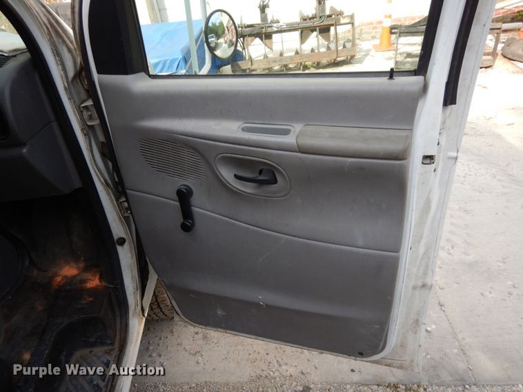 image for item DS1372 2001 Ford E350 Super Duty  box truck