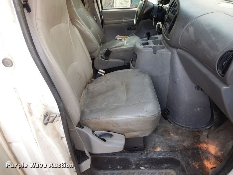 image for item DS1372 2001 Ford E350 Super Duty  box truck