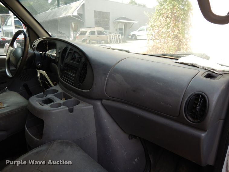 image for item DS1372 2001 Ford E350 Super Duty  box truck