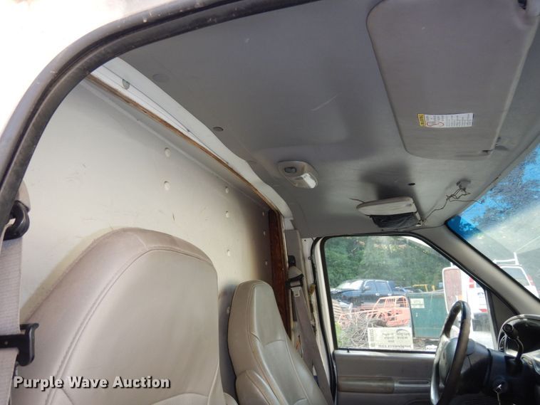 image for item DS1372 2001 Ford E350 Super Duty  box truck