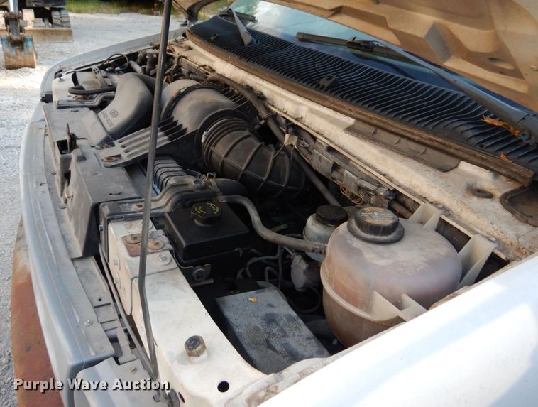 image for item DS1372 2001 Ford E350 Super Duty  box truck