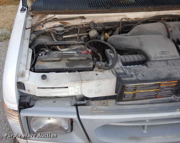 image for item DS1372 2001 Ford E350 Super Duty  box truck