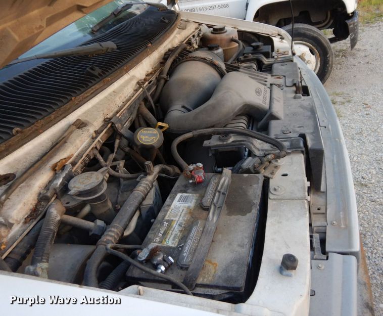 image for item DS1372 2001 Ford E350 Super Duty  box truck