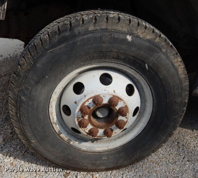 image for item DS1372 2001 Ford E350 Super Duty  box truck