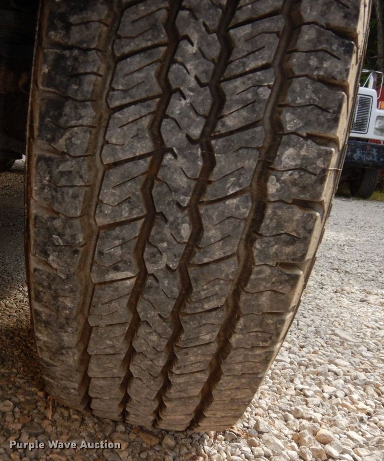 image for item DS1372 2001 Ford E350 Super Duty  box truck