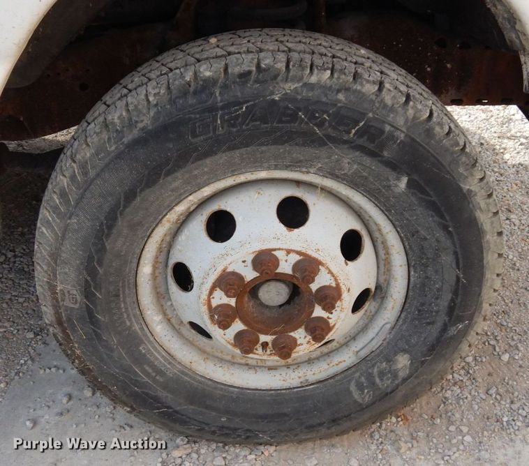 image for item DS1372 2001 Ford E350 Super Duty  box truck