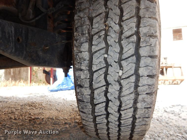 image for item DS1372 2001 Ford E350 Super Duty  box truck