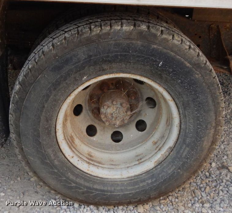 image for item DS1372 2001 Ford E350 Super Duty  box truck