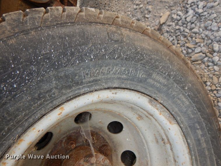 image for item DS1372 2001 Ford E350 Super Duty  box truck