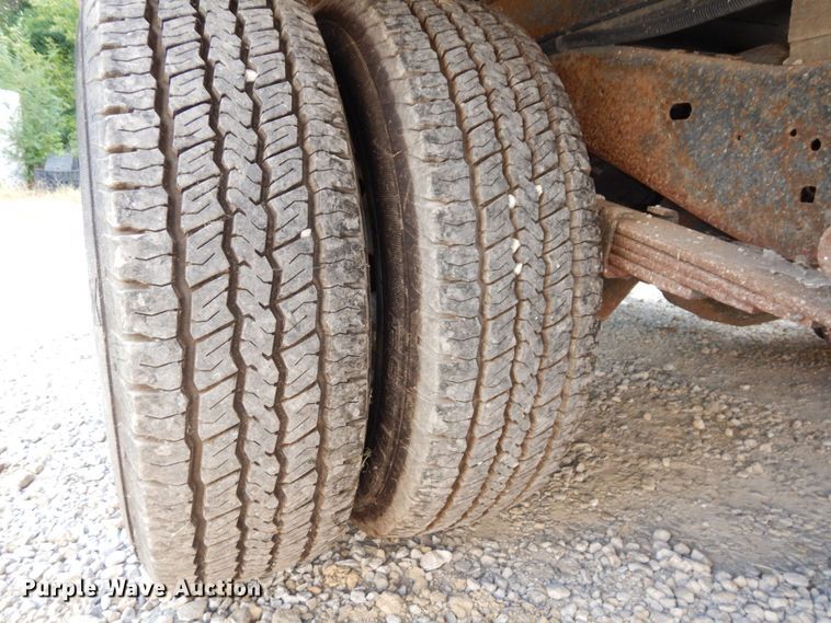 image for item DS1372 2001 Ford E350 Super Duty  box truck