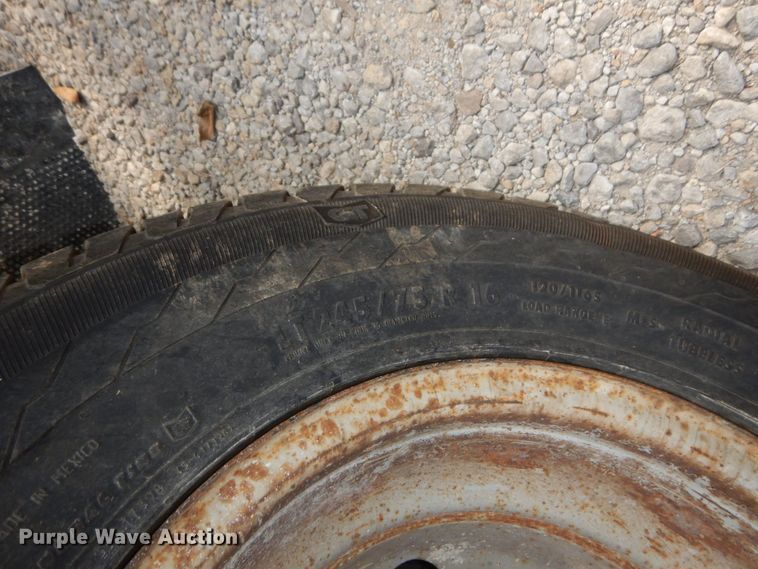 image for item DS1372 2001 Ford E350 Super Duty  box truck