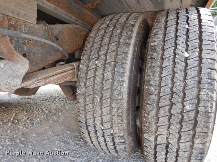 image for item DS1372 2001 Ford E350 Super Duty  box truck