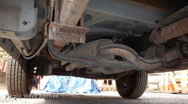 image for item DS1372 2001 Ford E350 Super Duty  box truck